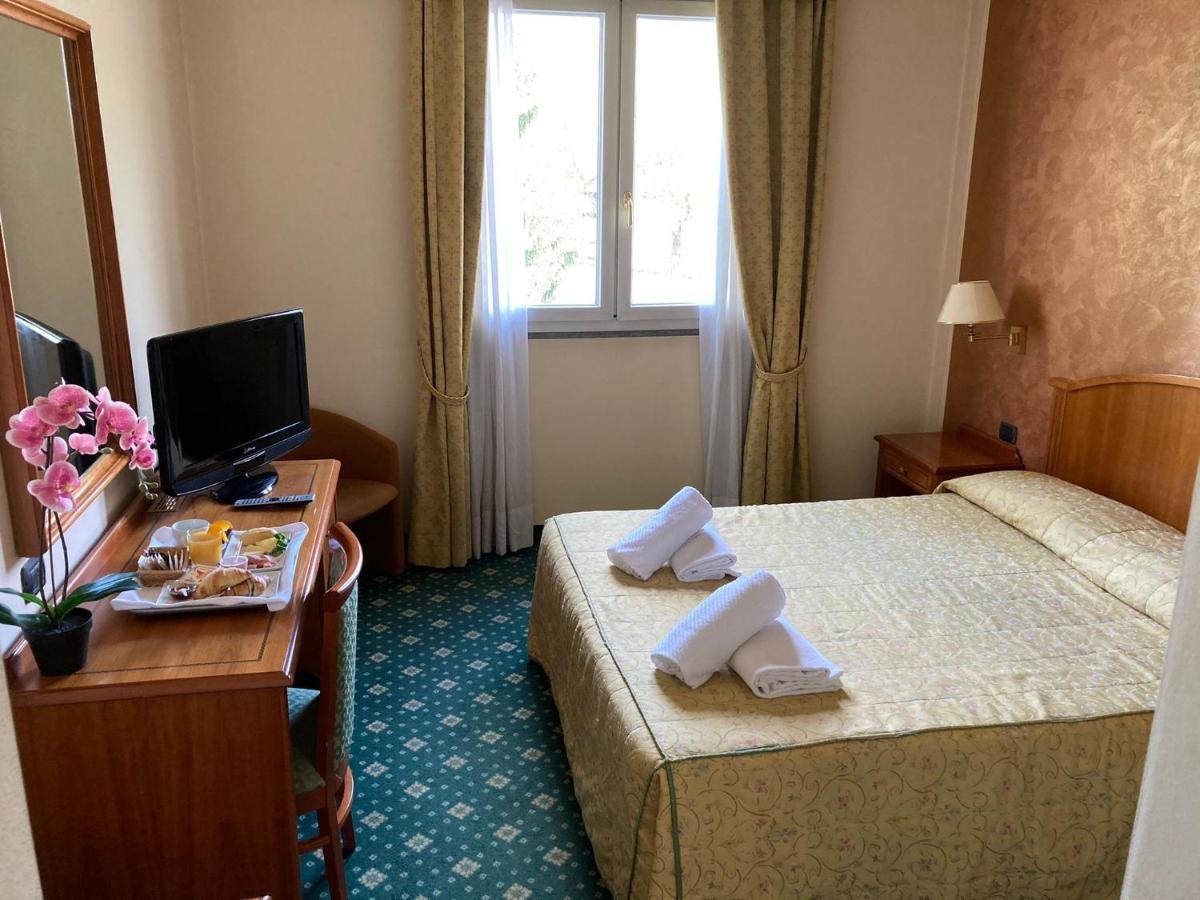 Hotel Visconti Мельцо Екстер'єр фото