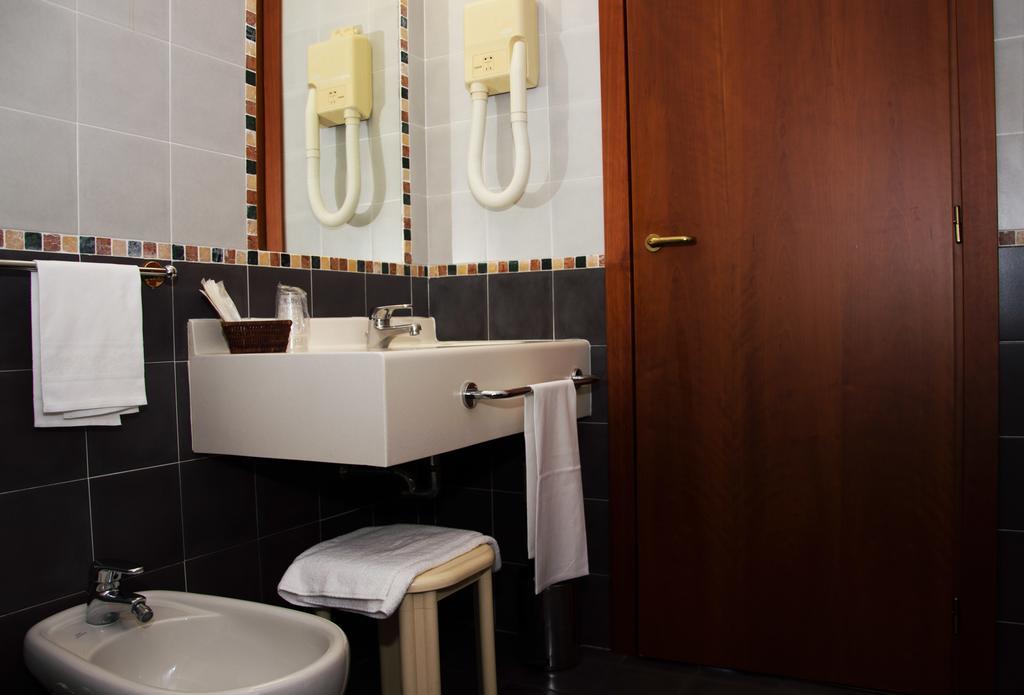 Hotel Visconti Мельцо Екстер'єр фото