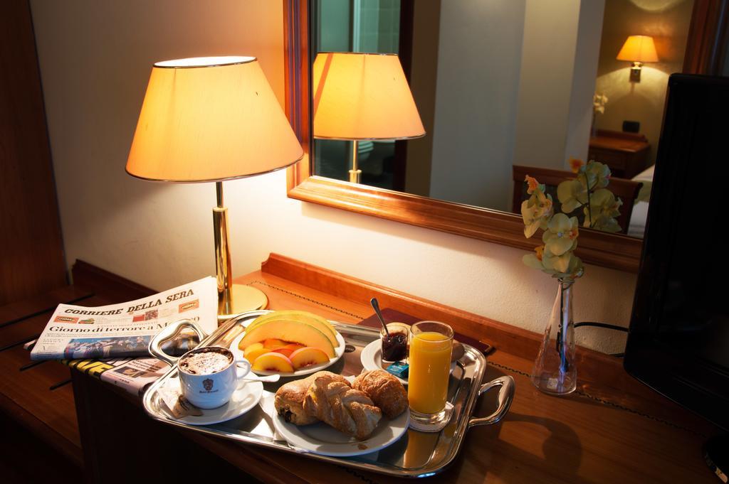 Hotel Visconti Мельцо Екстер'єр фото