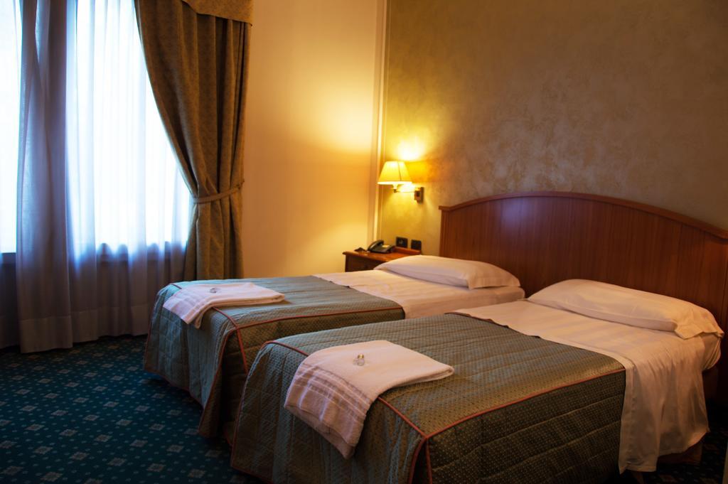 Hotel Visconti Мельцо Екстер'єр фото