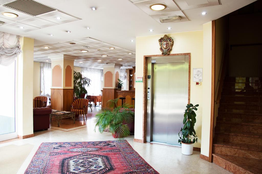 Hotel Visconti Мельцо Екстер'єр фото