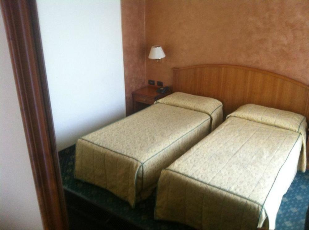 Hotel Visconti Мельцо Екстер'єр фото