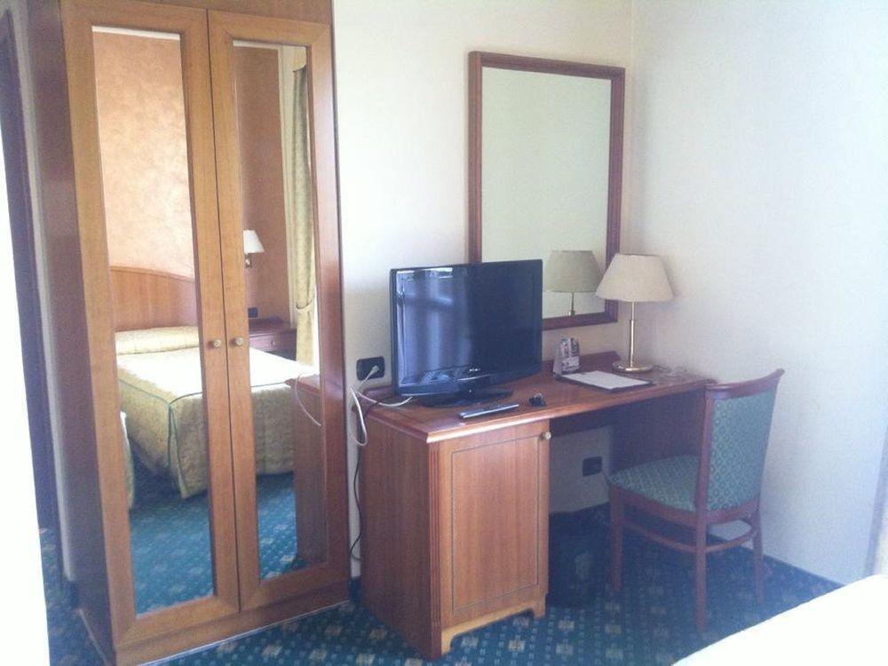 Hotel Visconti Мельцо Екстер'єр фото