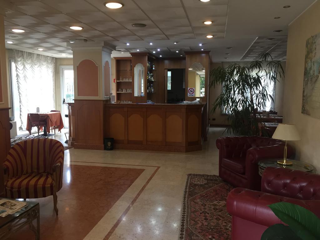 Hotel Visconti Мельцо Екстер'єр фото