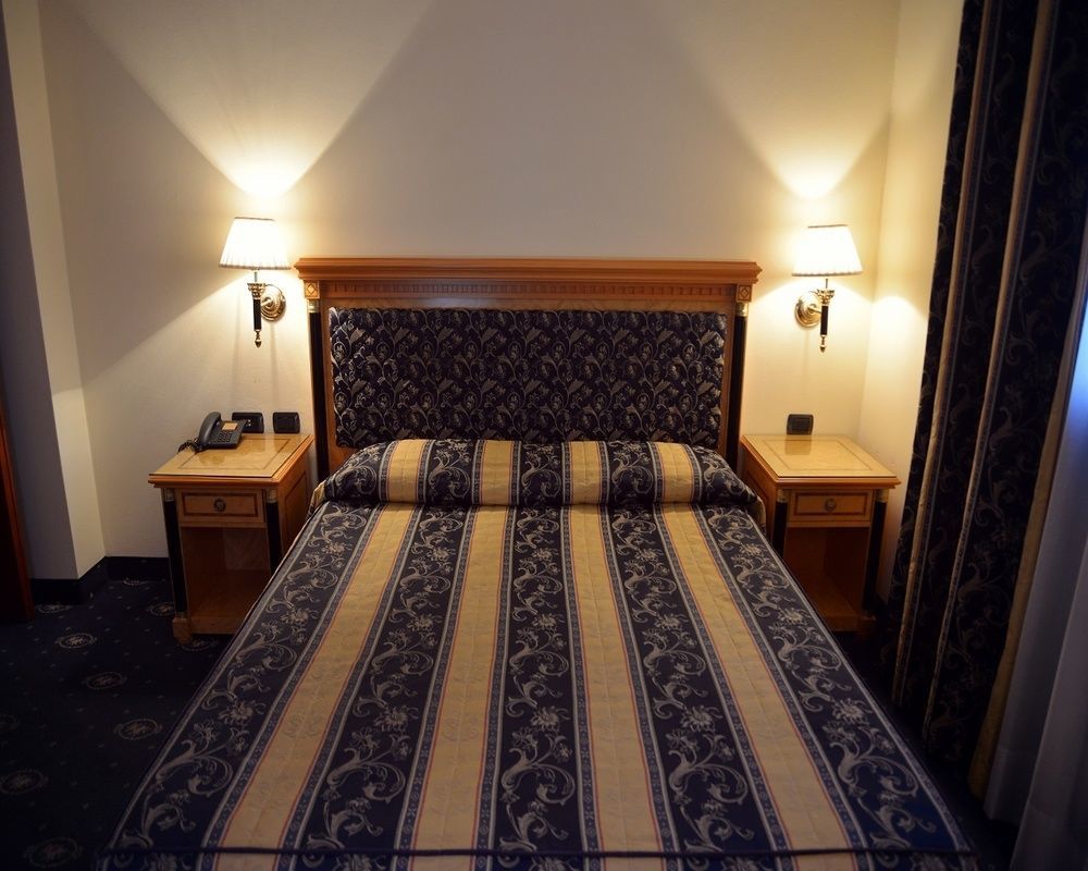 Hotel Visconti Мельцо Екстер'єр фото