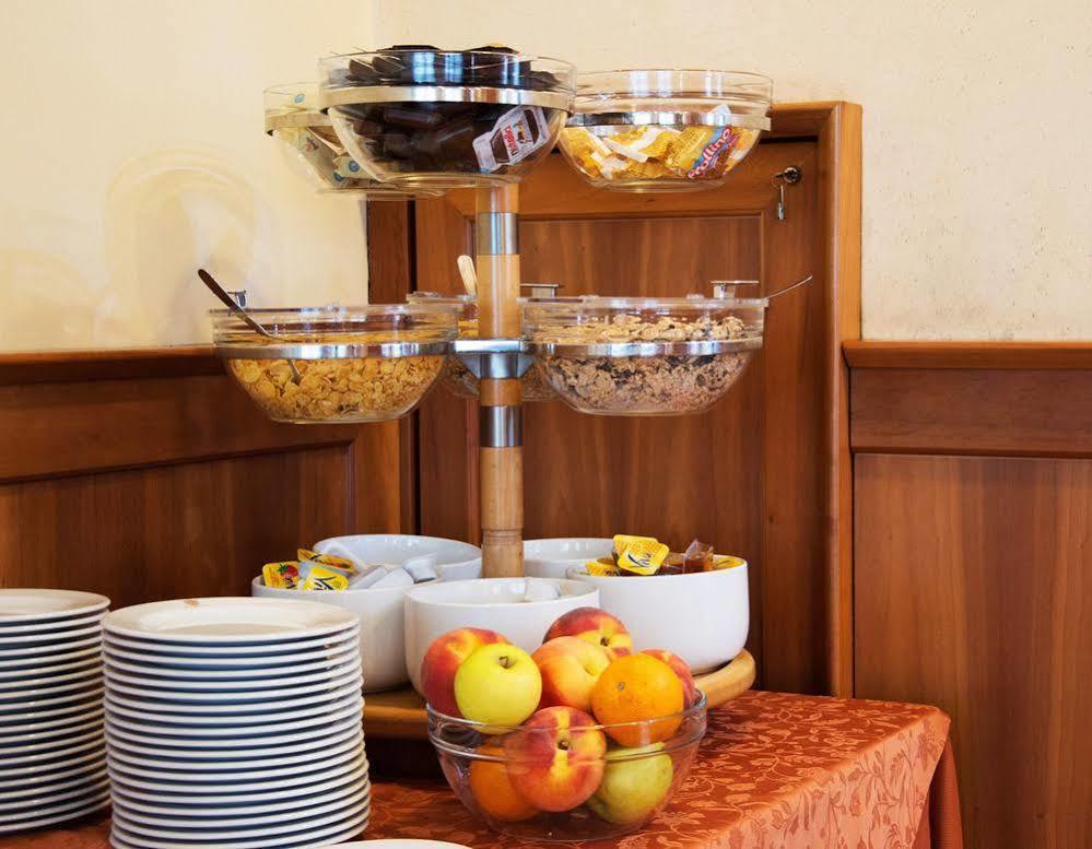 Hotel Visconti Мельцо Екстер'єр фото