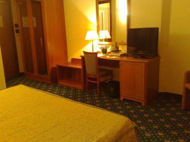 Hotel Visconti Мельцо Екстер'єр фото